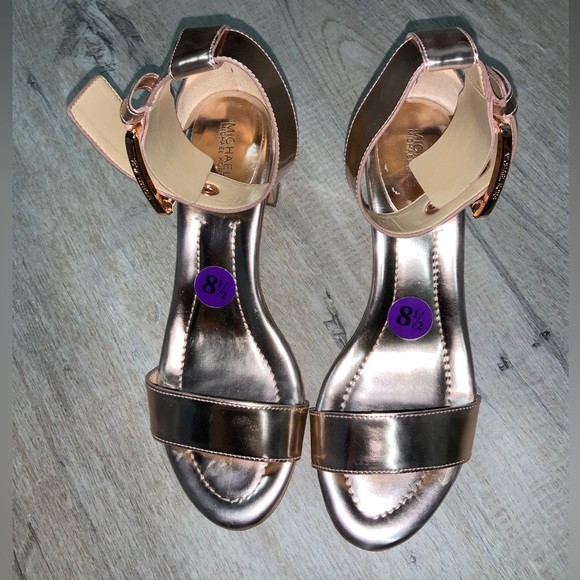 (Bin 31)	Michael Kors, rose gold buckle sandals w/ chunky heel, Size 8.5 - Picture 1 of 3